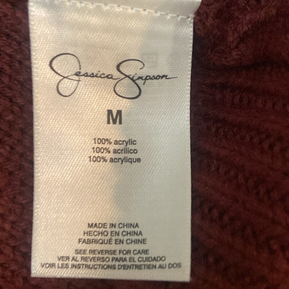 Med. pullover sweater with a ruffle at each shoulder. Acrylic. - Picture 4 of 7